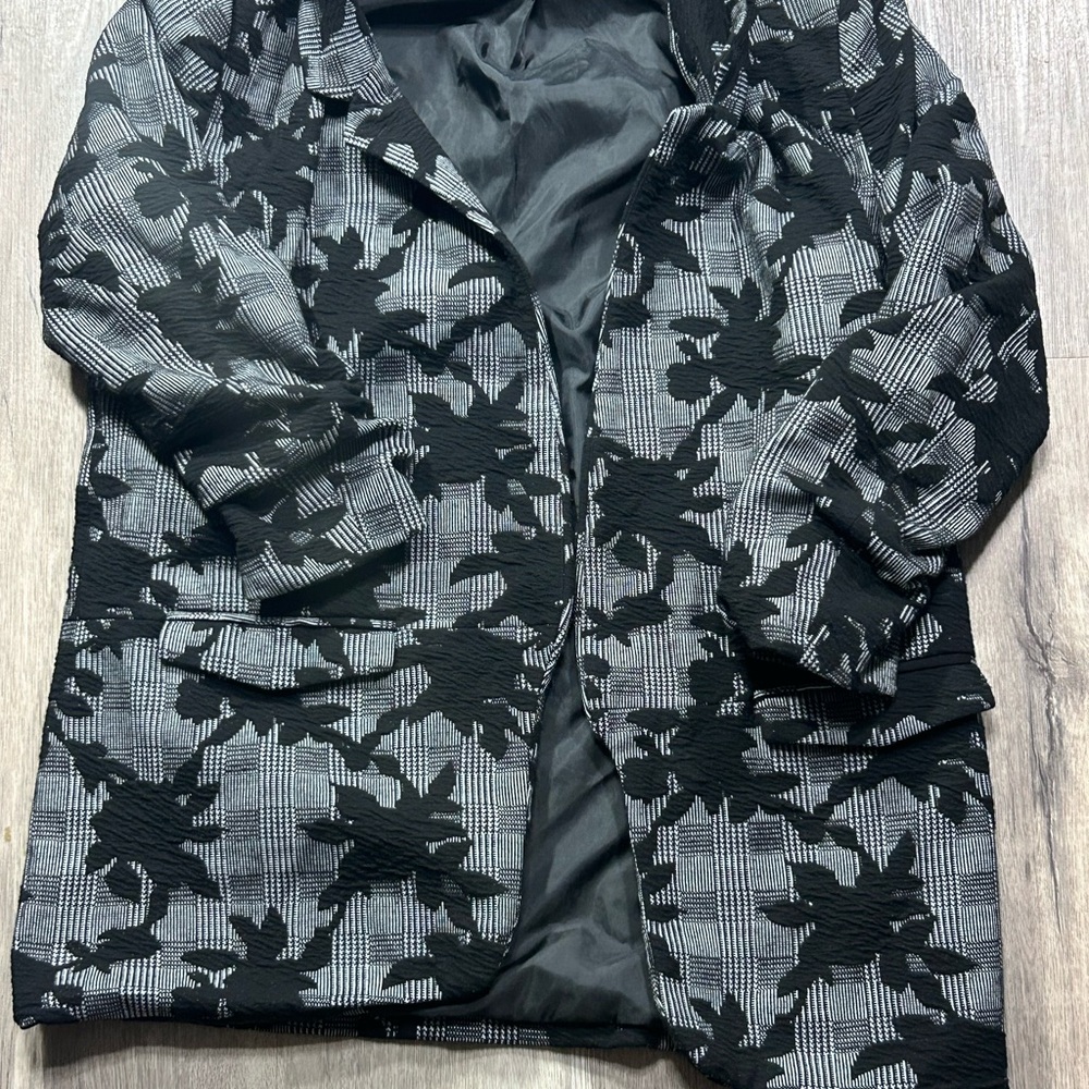 Wit & Wisdom Black and Gray Floral Blazer
